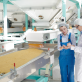 due ispettori vicino a macchina industriale per la pasta